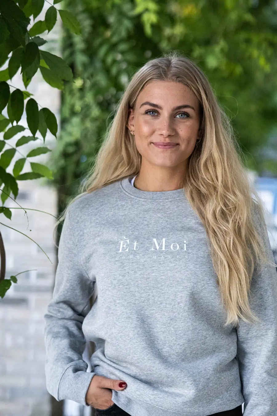 Ét Moi crewneck i grå