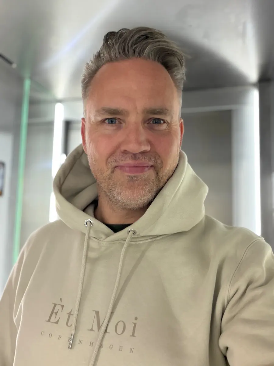 Ét Moi hoodie i kaki med tryk
